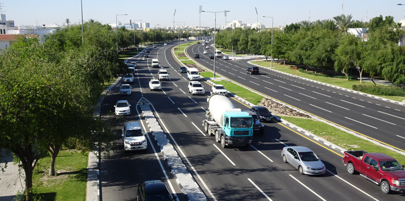 Diverging_traffic_on_Onaiza_St_in_Qatar